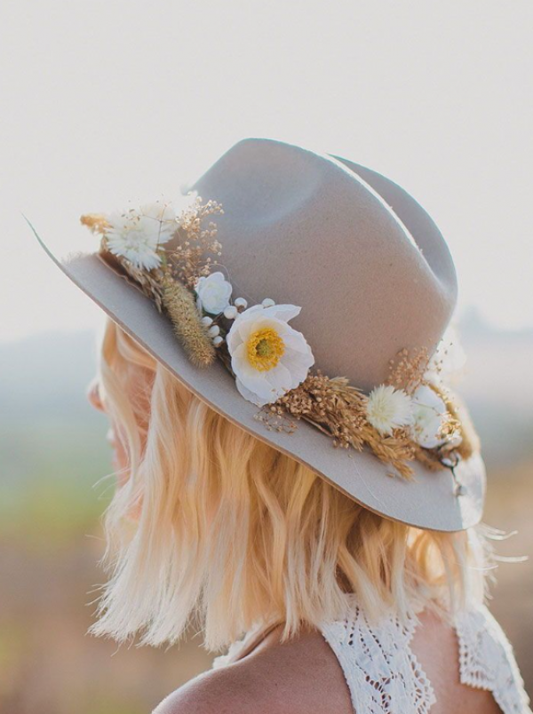 Topi Cowboy dengan Bunga Kain atau Bunga Asli
